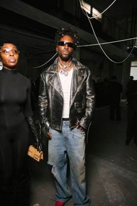 Saint Jhn au Front Row du défilé VETEMENTS Collection Femme Prêt à Porter Printemps Eté 2026 lors de la Fashion Week de Paris PFW , au 22 Avenue des Champs Élysées à Paris, France, le 3 octobre 2025 Sam Delpech Bestimage Front Row VETEMENTS fashion show as part of Spring Summer 2026 Paris Fashion Week on October 03, 2025 in Paris, France Paris France  Copyright: xSamxDelpechx xBestimagexSamxDelpechx xBestimagex