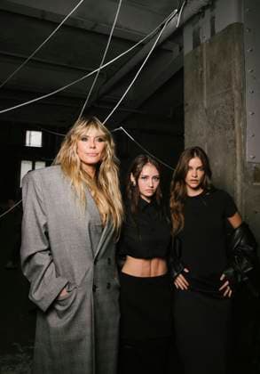 Heidi Klum, Leny Klum et Barbara Palvin au Front Row du défilé VETEMENTS Collection Femme Prêt à Porter Printemps Eté 2026 lors de la Fashion Week de Paris PFW , au 22 Avenue des Champs Élysées à Paris, France, le 3 octobre 2025 Sam Delpech Bestimage Front Row VETEMENTS fashion show as part of Spring Summer 2026 Paris Fashion Week on October 03, 2025 in Paris France Paris France  Copyright: xSamxDelpechx xBestimagexSamxDelpechx xBestimagex