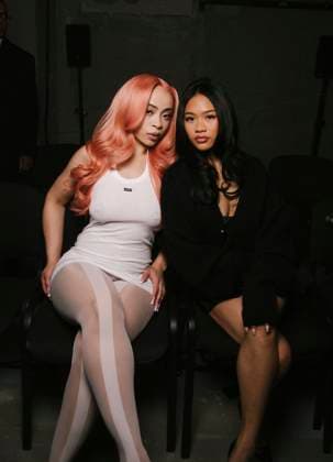 Ice Spice et guest au Front Row du défilé VETEMENTS Collection Femme Prêt à Porter Printemps Eté 2026 lors de la Fashion Week de Paris PFW , au 22 Avenue des Champs Élysées à Paris, France, le 3 octobre 2025 Sam Delpech Bestimage Front Row VETEMENTS fashion show as part of Spring Summer 2026 Paris Fashion Week on October 03, 2025 in Paris, France Paris France  Copyright: xSamxDelpechx xBestimagexSamxDelpechx xBestimagex