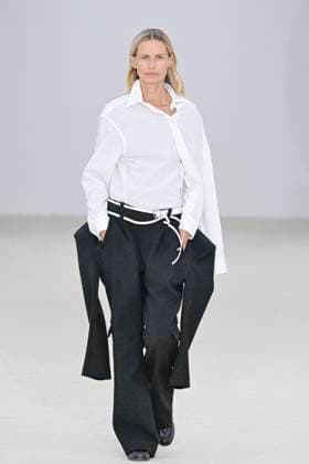 A model walks the runway during the Issey Miyake Ready to Wear Spring Summer 2026 fashion show as part of the Paris Fashion Week on October 3, 2025 in Paris, France Paris France  Copyright: xAgencex xBestimagexAgencex xBestimagex