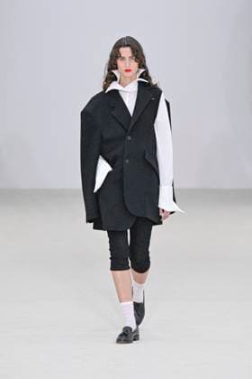 A model walks the runway during the Issey Miyake Ready to Wear Spring Summer 2026 fashion show as part of the Paris Fashion Week on October 3, 2025 in Paris, France Paris France  Copyright: xAgencex xBestimagexAgencex xBestimagex