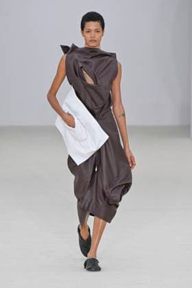 A model walks the runway during the Issey Miyake Ready to Wear Spring Summer 2026 fashion show as part of the Paris Fashion Week on October 3, 2025 in Paris, France Paris France  Copyright: xAgencex xBestimagexAgencex xBestimagex
