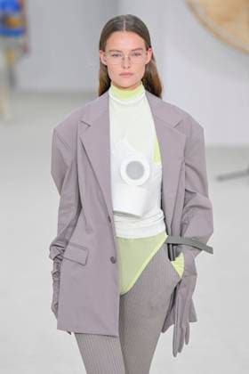 A model walks the runway during the Issey Miyake Ready to Wear Spring Summer 2026 fashion show as part of the Paris Fashion Week on October 3, 2025 in Paris, France Paris France  Copyright: xAgencex xBestimagexAgencex xBestimagex