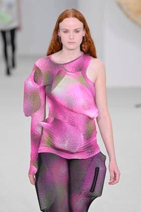 A model walks the runway during the Issey Miyake Ready to Wear Spring Summer 2026 fashion show as part of the Paris Fashion Week on October 3, 2025 in Paris, France Paris France  Copyright: xAgencex xBestimagexAgencex xBestimagex