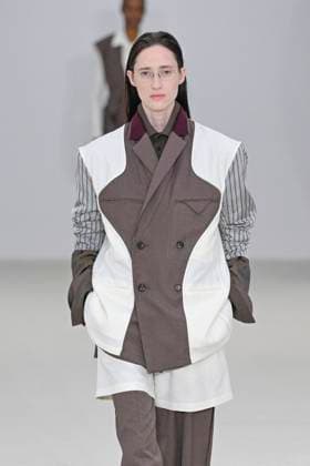 A model walks the runway during the Issey Miyake Ready to Wear Spring Summer 2026 fashion show as part of the Paris Fashion Week on October 3, 2025 in Paris, France Paris France  Copyright: xAgencex xBestimagexAgencex xBestimagex