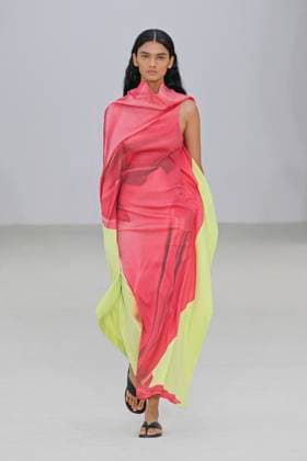 A model walks the runway during the Issey Miyake Ready to Wear Spring Summer 2026 fashion show as part of the Paris Fashion Week on October 3, 2025 in Paris, France Paris France  Copyright: xAgencex xBestimagexAgencex xBestimagex