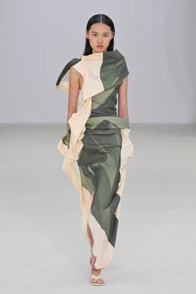 A model walks the runway during the Issey Miyake Ready to Wear Spring Summer 2026 fashion show as part of the Paris Fashion Week on October 3, 2025 in Paris, France Paris France  Copyright: xAgencex xBestimagexAgencex xBestimagex