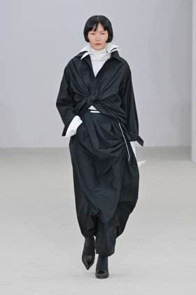 A model walks the runway during the Issey Miyake Ready to Wear Spring Summer 2026 fashion show as part of the Paris Fashion Week on October 3, 2025 in Paris, France Paris France  Copyright: xAgencex xBestimagexAgencex xBestimagex