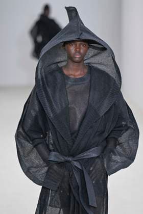 A model walks the runway during the Issey Miyake Ready to Wear Spring Summer 2026 fashion show as part of the Paris Fashion Week on October 3, 2025 in Paris, France Paris France  Copyright: xAgencex xBestimagexAgencex xBestimagex