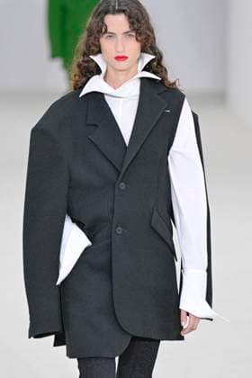 A model walks the runway during the Issey Miyake Ready to Wear Spring Summer 2026 fashion show as part of the Paris Fashion Week on October 3, 2025 in Paris, France Paris France  Copyright: xAgencex xBestimagexAgencex xBestimagex