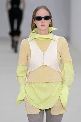 A model walks the runway during the Issey Miyake Ready to Wear Spring Summer 2026 fashion show as part of the Paris Fashion Week on October 3, 2025 in Paris, France Paris France  Copyright: xAgencex xBestimagexAgencex xBestimagex