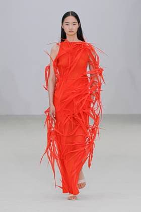 A model walks the runway during the Issey Miyake Ready to Wear Spring Summer 2026 fashion show as part of the Paris Fashion Week on October 3, 2025 in Paris, France Paris France  Copyright: xAgencex xBestimagexAgencex xBestimagex