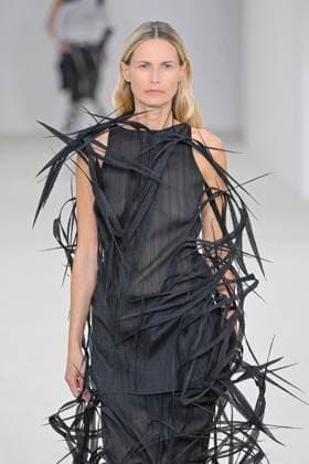 A model walks the runway during the Issey Miyake Ready to Wear Spring Summer 2026 fashion show as part of the Paris Fashion Week on October 3, 2025 in Paris, France Paris France  Copyright: xAgencex xBestimagexAgencex xBestimagex