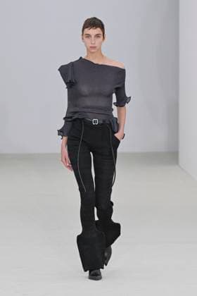 A model walks the runway during the Issey Miyake Ready to Wear Spring Summer 2026 fashion show as part of the Paris Fashion Week on October 3, 2025 in Paris, France Paris France  Copyright: xAgencex xBestimagexAgencex xBestimagex