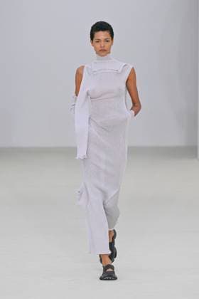 A model walks the runway during the Issey Miyake Ready to Wear Spring Summer 2026 fashion show as part of the Paris Fashion Week on October 3, 2025 in Paris, France Paris France  Copyright: xAgencex xBestimagexAgencex xBestimagex