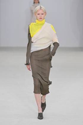 A model walks the runway during the Issey Miyake Ready to Wear Spring Summer 2026 fashion show as part of the Paris Fashion Week on October 3, 2025 in Paris, France Paris France  Copyright: xAgencex xBestimagexAgencex xBestimagex