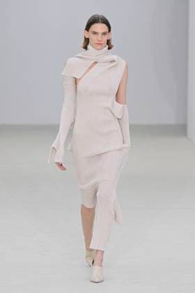 A model walks the runway during the Issey Miyake Ready to Wear Spring Summer 2026 fashion show as part of the Paris Fashion Week on October 3, 2025 in Paris, France Paris France  Copyright: xAgencex xBestimagexAgencex xBestimagex