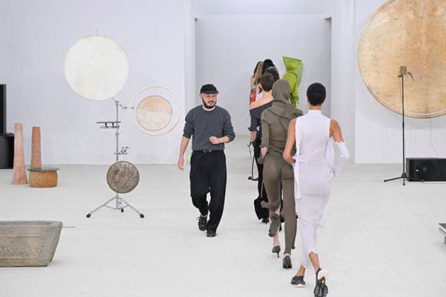A model walks the runway during the Issey Miyake Ready to Wear Spring Summer 2026 fashion show as part of the Paris Fashion Week on October 3, 2025 in Paris, France Paris France  Copyright: xAgencex xBestimagexAgencex xBestimagex