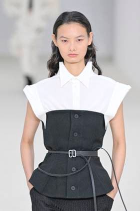 A model walks the runway during the Issey Miyake Ready to Wear Spring Summer 2026 fashion show as part of the Paris Fashion Week on October 3, 2025 in Paris, France Paris France  Copyright: xAgencex xBestimagexAgencex xBestimagex