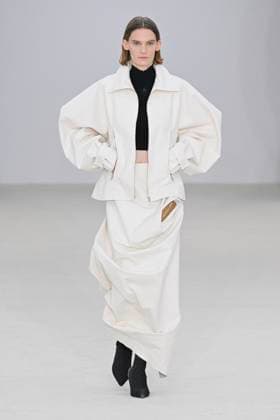 A model walks the runway during the Issey Miyake Ready to Wear Spring Summer 2026 fashion show as part of the Paris Fashion Week on October 3, 2025 in Paris, France Paris France  Copyright: xAgencex xBestimagexAgencex xBestimagex