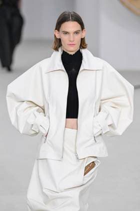 A model walks the runway during the Issey Miyake Ready to Wear Spring Summer 2026 fashion show as part of the Paris Fashion Week on October 3, 2025 in Paris, France Paris France  Copyright: xAgencex xBestimagexAgencex xBestimagex