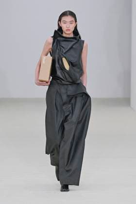 A model walks the runway during the Issey Miyake Ready to Wear Spring Summer 2026 fashion show as part of the Paris Fashion Week on October 3, 2025 in Paris, France Paris France  Copyright: xAgencex xBestimagexAgencex xBestimagex