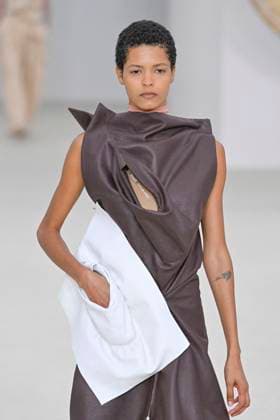 A model walks the runway during the Issey Miyake Ready to Wear Spring Summer 2026 fashion show as part of the Paris Fashion Week on October 3, 2025 in Paris, France Paris France  Copyright: xAgencex xBestimagexAgencex xBestimagex