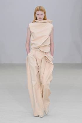 A model walks the runway during the Issey Miyake Ready to Wear Spring Summer 2026 fashion show as part of the Paris Fashion Week on October 3, 2025 in Paris, France Paris France  Copyright: xAgencex xBestimagexAgencex xBestimagex