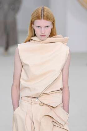 A model walks the runway during the Issey Miyake Ready to Wear Spring Summer 2026 fashion show as part of the Paris Fashion Week on October 3, 2025 in Paris, France Paris France  Copyright: xAgencex xBestimagexAgencex xBestimagex