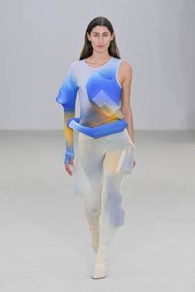 A model walks the runway during the Issey Miyake Ready to Wear Spring Summer 2026 fashion show as part of the Paris Fashion Week on October 3, 2025 in Paris, France Paris France  Copyright: xAgencex xBestimagexAgencex xBestimagex