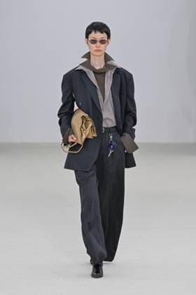A model walks the runway during the Issey Miyake Ready to Wear Spring Summer 2026 fashion show as part of the Paris Fashion Week on October 3, 2025 in Paris, France Paris France  Copyright: xAgencex xBestimagexAgencex xBestimagex