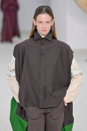 A model walks the runway during the Issey Miyake Ready to Wear Spring Summer 2026 fashion show as part of the Paris Fashion Week on October 3, 2025 in Paris, France Paris France  Copyright: xAgencex xBestimagexAgencex xBestimagex