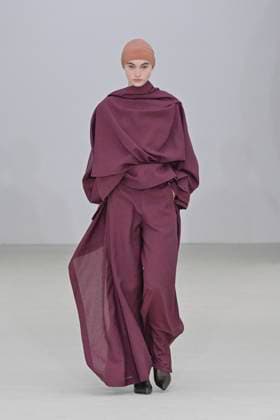 A model walks the runway during the Issey Miyake Ready to Wear Spring Summer 2026 fashion show as part of the Paris Fashion Week on October 3, 2025 in Paris, France Paris France  Copyright: xAgencex xBestimagexAgencex xBestimagex