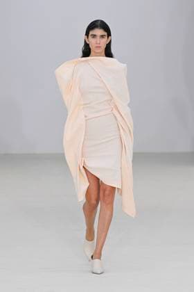 A model walks the runway during the Issey Miyake Ready to Wear Spring Summer 2026 fashion show as part of the Paris Fashion Week on October 3, 2025 in Paris, France Paris France  Copyright: xAgencex xBestimagexAgencex xBestimagex