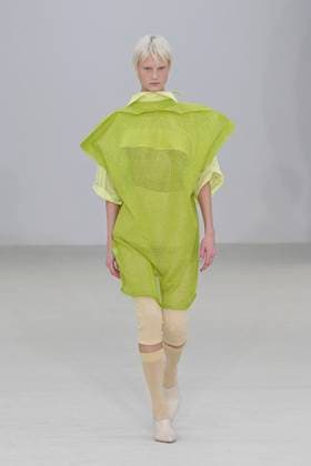 A model walks the runway during the Issey Miyake Ready to Wear Spring Summer 2026 fashion show as part of the Paris Fashion Week on October 3, 2025 in Paris, France Paris France  Copyright: xAgencex xBestimagexAgencex xBestimagex