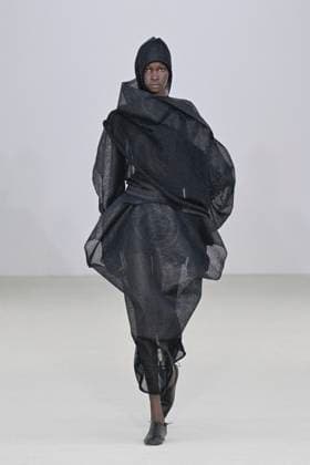 A model walks the runway during the Issey Miyake Ready to Wear Spring Summer 2026 fashion show as part of the Paris Fashion Week on October 3, 2025 in Paris, France Paris France  Copyright: xAgencex xBestimagexAgencex xBestimagex