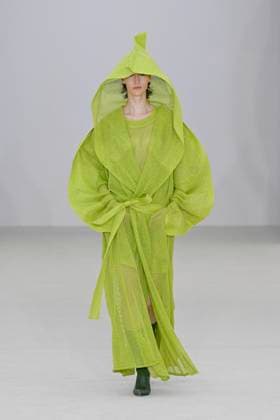 A model walks the runway during the Issey Miyake Ready to Wear Spring Summer 2026 fashion show as part of the Paris Fashion Week on October 3, 2025 in Paris, France Paris France  Copyright: xAgencex xBestimagexAgencex xBestimagex