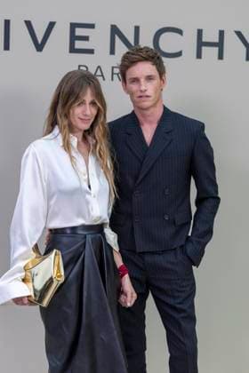 Hannah Redmayne et Eddie Redmayne au photocall du défilé Givenchy Collection Femme Prêt à Porter Printemps Eté 2026 lors de la Fashion Week de Paris PFW , à lHôtel National des Invalides, à Paris, France, le 3 octobre 2025 Olivier Borde Bestimage Photocall Givenchy fashion show as part of Spring Summer 2026 Paris Fashion Week on October 03, 2025 in Paris France Paris France  Copyright: xOLIVIERxBORDEx xBESTIMAGExOLIVIERxBORDEx xBESTIMAGEx