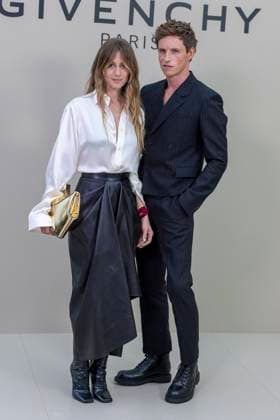 Hannah Redmayne et Eddie Redmayne au photocall du défilé Givenchy Collection Femme Prêt à Porter Printemps Eté 2026 lors de la Fashion Week de Paris PFW , à lHôtel National des Invalides, à Paris, France, le 3 octobre 2025 Olivier Borde Bestimage Photocall Givenchy fashion show as part of Spring Summer 2026 Paris Fashion Week on October 03, 2025 in Paris France Paris France  Copyright: xOLIVIERxBORDEx xBESTIMAGExOLIVIERxBORDEx xBESTIMAGEx