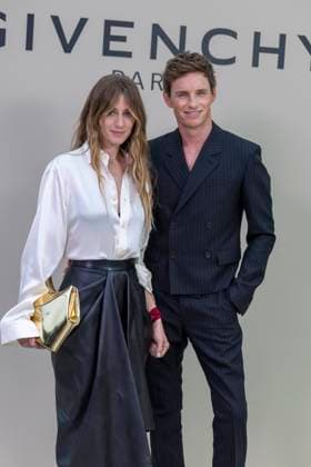 Hannah Redmayne et Eddie Redmayne au photocall du défilé Givenchy Collection Femme Prêt à Porter Printemps Eté 2026 lors de la Fashion Week de Paris PFW , à lHôtel National des Invalides, à Paris, France, le 3 octobre 2025 Olivier Borde Bestimage Photocall Givenchy fashion show as part of Spring Summer 2026 Paris Fashion Week on October 03, 2025 in Paris France Paris France  Copyright: xOLIVIERxBORDEx xBESTIMAGExOLIVIERxBORDEx xBESTIMAGEx
