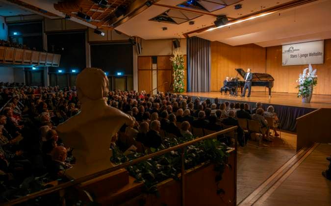 30 09 2025, International Classical Music Festival Festival of Nations 2025, in the Kurhaus Bad Wörishofen Unterallgäu , special concert with star tenor Jonas Kaufmann recital with his piano partner Helmut Deutsch Overview of the packed Kursaal with the Kineipp bust 30 09 2025, Classical Music Festival Bad Wörishofen 30 09 2025, Classical Music Festival Bad Wörishofen
