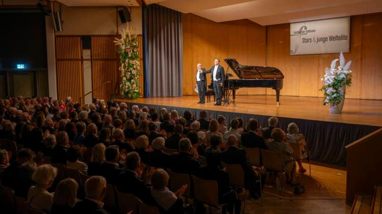 30 09 2025, International Classical Music Festival Festival of Nations 2025, at the Kurhaus Bad Wörishofen Unterallgäu , special concert with star tenor Jonas Kaufmann recital with his piano partner Helmut Deutsch 30 09 2025, Classical Music Festival Bad Wörishofen 30 09 2025, Classical Music Festival Bad Wörishofen