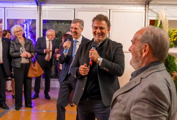 30 09 2025, International Classical Music Festival Festival of Nations 2025, at the Kurhaus Bad Wörishofen Unterallgäu , special concert with star tenor Jonas Kaufmann recital with his piano partner Helmut Deutsch Intendant Winfried Roch li, Türkheim and Jonas Kaufmann with at the subsequent meet and greet in the VIP tent 30