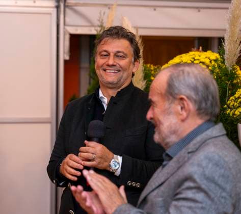 30 09 2025, International Classical Music Festival Festival of Nations 2025, at the Kurhaus Bad Wörishofen Unterallgäu , special concert with star tenor Jonas Kaufmann recital with his piano partner Helmut Deutsch Jonas Kaufmann li at the subsequent meet and greet in the VIP tent 30 09 2025, Classical Music Festival Bad Wörishofen 30 09 2025, Classical Music Festival Bad