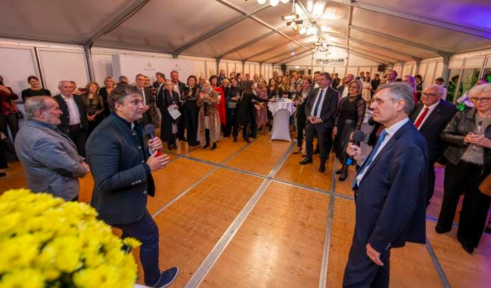 30 09 2025, International Classical Music Festival Festival of Nations 2025, at the Kurhaus Bad Wörishofen Unterallgäu , special concert with star tenor Jonas Kaufmann recital with his piano partner Helmut Deutsch Intendant Winfried Roch re, Türkheim and Jonas Kaufmann li at the subsequent meet and greet in the VIP tent 30 09 20
