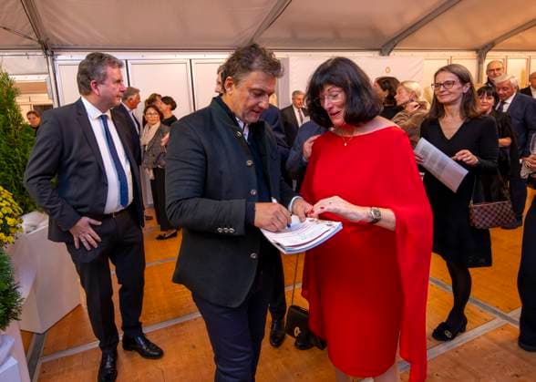 30 09 2025, International Classical Music Festival Festival of Nations 2025, at the Kurhaus Bad Wörishofen Unterallgäu , special concert with star tenor Jonas Kaufmann After the concert, meet and greet in the VIP tent Jonas Kaufmann signs autographs 30 09 2025, Classical Music Festival Bad Wörishofen 30 09 2025, Classical Music Festival Bad Wörishofen