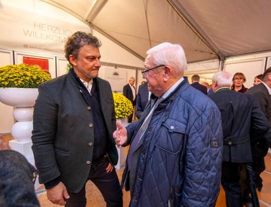 30 09 2025, International Classical Music Festival Festival of Nations 2025, in the Kurhaus Bad Wörishofen Unterallgäu , special concert with star tenor Jonas Kaufmann After the concert Meet and Greet in the VIP tent f li Jonas Kaufmann in conversation with former Minister of Agriculture Josef Miller 30 09 2025, Classical Music Festival Bad Wörishofen 30 09 2025, Classica
