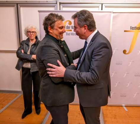 30 09 2025, International Classical Music Festival Festival of Nations 2025, at the Kurhaus Bad Wörishofen Unterallgäu , special concert with star tenor Jonas Kaufmann After the concert Meet and Greet in the VIP tent li Jonas Kaufmann greets Mayor Stefan Welzel re, Bad Wörishofen 30 09 2025, Classical Music Festival Bad Wörishofen 30 09 2025, Classical Music Festival Ba