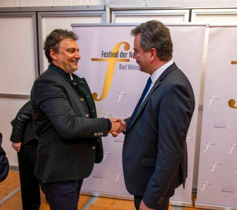 30 09 2025, International Classical Music Festival Festival of Nations 2025, at the Kurhaus Bad Wörishofen Unterallgäu , special concert with star tenor Jonas Kaufmann After the concert Meet and Greet in the VIP tent li Jonas Kaufmann greets Mayor Stefan Welzel re, Bad Wörishofen 30 09 2025, Classical Music Festival Bad Wörishofen 30 09 2025, Classical Music Festival Ba