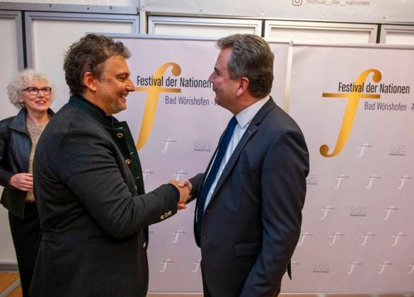 30 09 2025, International Classical Music Festival Festival of Nations 2025, at the Kurhaus Bad Wörishofen Unterallgäu , special concert with star tenor Jonas Kaufmann After the concert Meet and Greet in the VIP tent li Jonas Kaufmann greets Mayor Stefan Welzel re, Bad Wörishofen 30 09 2025, Classical Music Festival Bad Wörishofen 30 09 2025, Classical Music Festival Ba